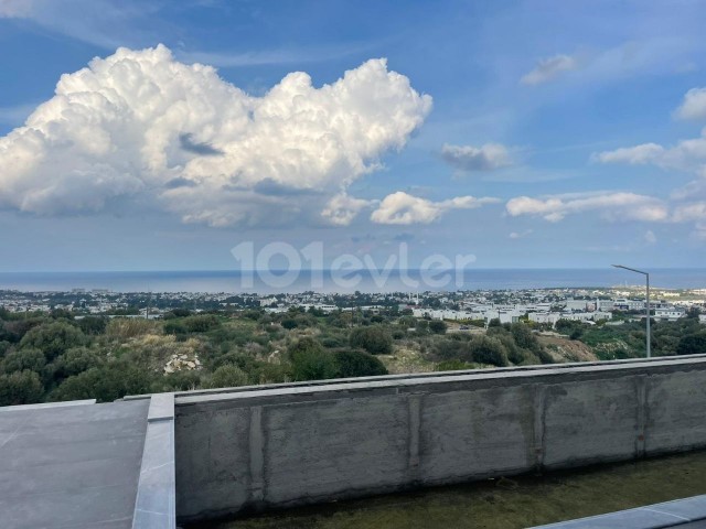 In der Berghang Gegend von Girne American University, bereit für die Lieferung mit Panoramablick auf die Berge und das Meer, 4+1 Villa mit 1000 m2 Garten und Pool. 