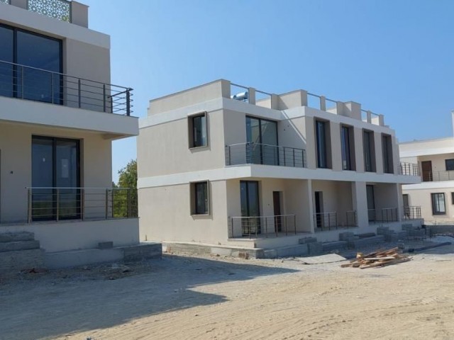 Top floor terraced floor 1+1 65m2 ready to move on the site with pool overlooking the sea. 