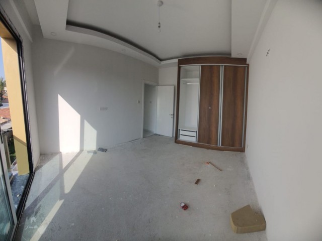 Kızılbaş Esdeger 2+1 80 m2 4. Stock Kima-Infrastruktur mit Aufzug Glasbalkongeländer Abgehängte Decke Innentüren links MDF Stahlaußentür Alles inklusive 68.000 STG