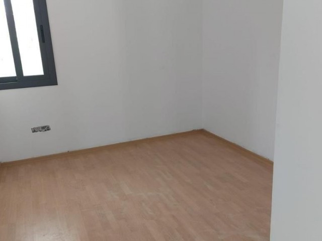 Kızılbaş Esdeger 2+1 80 m2 4. Stock Kima-Infrastruktur mit Aufzug Glasbalkongeländer Abgehängte Decke Innentüren links MDF Stahlaußentür Alles inklusive 68.000 STG