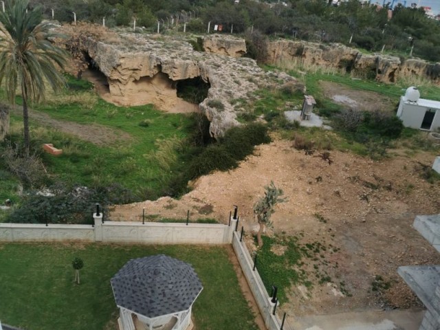 Girne Eziç Penuts bölgesi  140 m2  dağ ve deniz manzaralı, 3+1 3.kat daire.Havuzlu site, güvenlik mevcut.