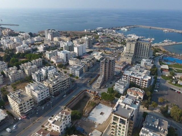 Girne Eziç Penuts bölgesi  140 m2  dağ ve deniz manzaralı, 3+1 3.kat daire.Havuzlu site, güvenlik mevcut.