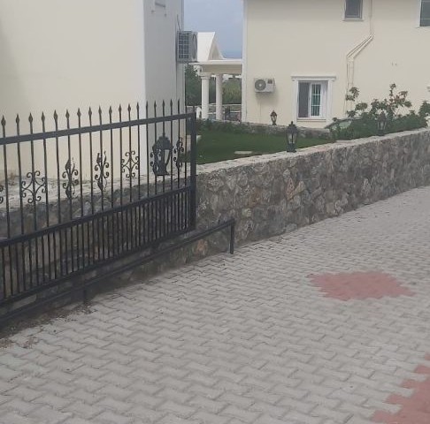 Necat British  School Bölgesi, Girne  Alsancak 3+1 yeni villa . Özel havuz ve bahçeli.deniz manzaralı.....Eşyalı