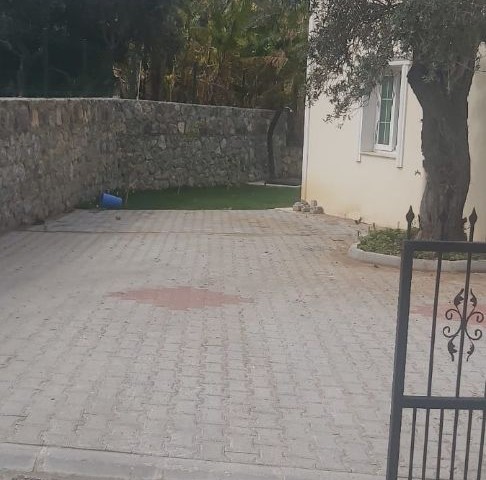 Necat British  School Bölgesi, Girne  Alsancak 3+1 yeni villa . Özel havuz ve bahçeli.deniz manzaralı.....Eşyalı