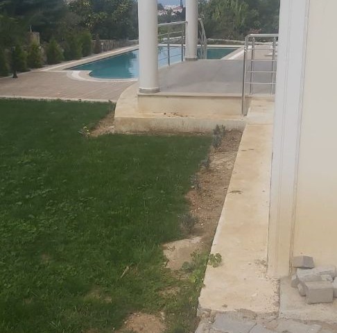 Necat British  School Bölgesi, Girne  Alsancak 3+1 yeni villa . Özel havuz ve bahçeli.deniz manzaralı.....Eşyalı