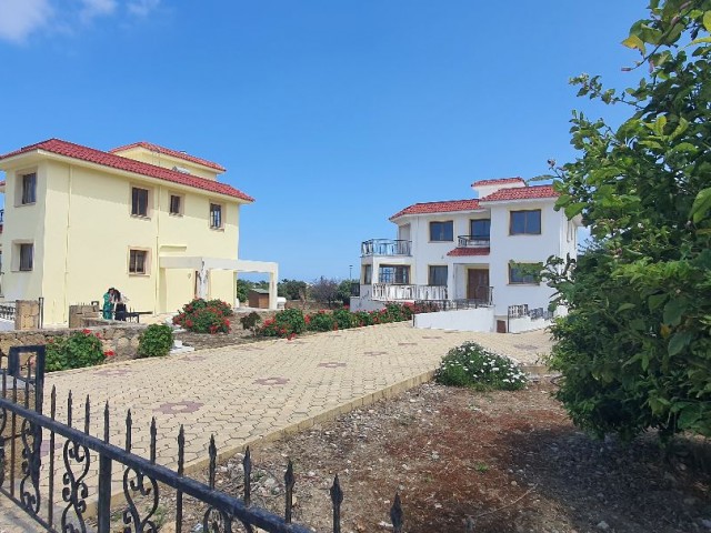 GİRNE KARŞIYAKA’DA SATILIK 2 adet 5+1 triplex VİLLALAR Yeni( kullanılmamış) ( Sarı villa 420 bin stg, Beyaz villa 520 bin stg )