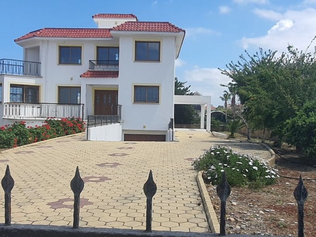 GİRNE KARŞIYAKA’DA SATILIK 2 adet 5+1 triplex VİLLALAR Yeni( kullanılmamış) ( Sarı villa 420 bin stg, Beyaz villa 520 bin stg )