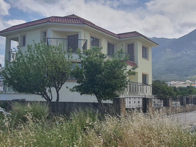 GİRNE KARŞIYAKA’DA SATILIK 2 adet 5+1 triplex VİLLALAR Yeni( kullanılmamış) ( Sarı villa 420 bin stg, Beyaz villa 520 bin stg )