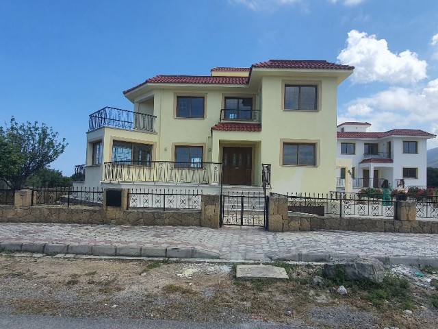 GİRNE KARŞIYAKA’DA SATILIK 2 adet 5+1 triplex VİLLALAR Yeni( kullanılmamış) ( Sarı villa 420 bin stg, Beyaz villa 520 bin stg )