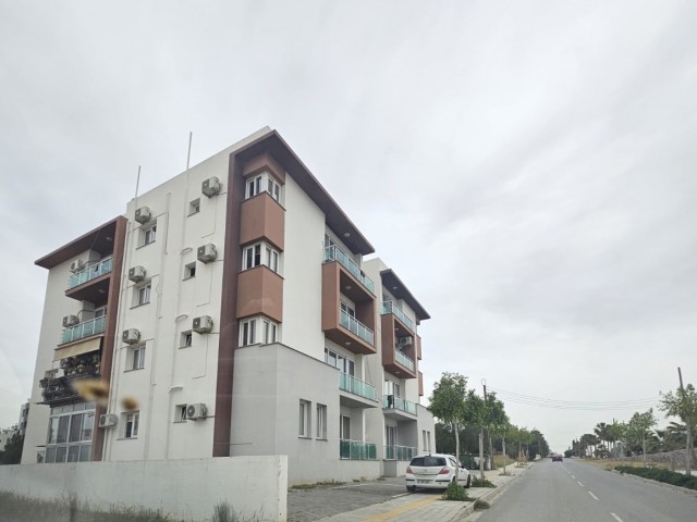 LEFKOŞA /GÖNYELİ GÜZELYURT HAUPTSTRASSE RECHTS VON DER ÜBERSCHREITUNG (gegenüber vedat benzinci) 2+1 VOLLSTÄNDIG MÖBLIERTES APPARTEMENT ZU VERKAUFEN