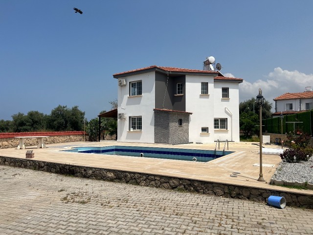 4+1 VILLA MIT POOL ZU VERKAUFEN IN KYRENIA/CATAKOY