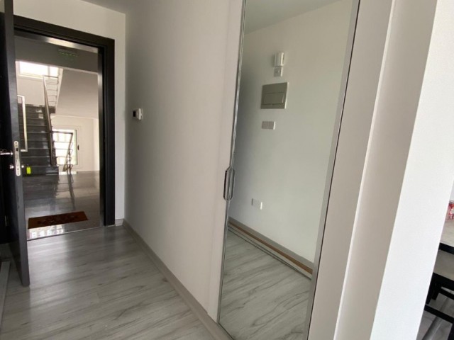 2+1 WOHNUNG ZU VERMIETEN IN PUENTE ÖZYALÇIN IN KYRENIA, IN DER NÄHE VON LEMAR (6 MONATE VORAUS 700 STG)