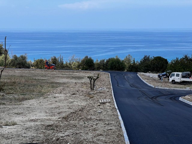 Gegenüber dem öffentlichen Strand Girne Esentepe ist eine 624 m2 große elektrische Asphaltstraße fer