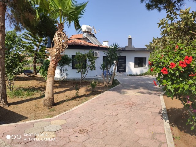 KYRENIA OZANKÖY 3+1 VILLA ZU VERKAUFEN MIT AKTIVEM WASSERBRUNNEN UND GESCHLOSSENER GARAGE VERFÜGBAR