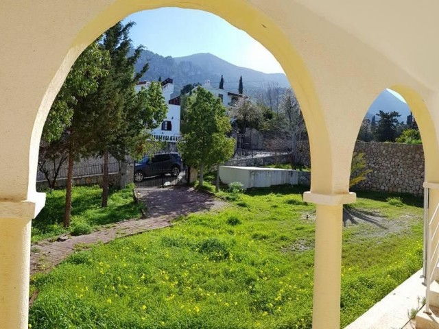 GRUNDSTÜCK ZUM VERKAUF IN KYRENIA BELLAPAIS CORNER, VILLA MIT GENEHMIGUNG UND MEERBLICK