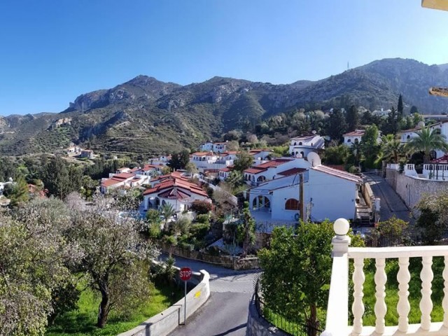 GRUNDSTÜCK ZUM VERKAUF IN KYRENIA BELLAPAIS CORNER, VILLA MIT GENEHMIGUNG UND MEERBLICK