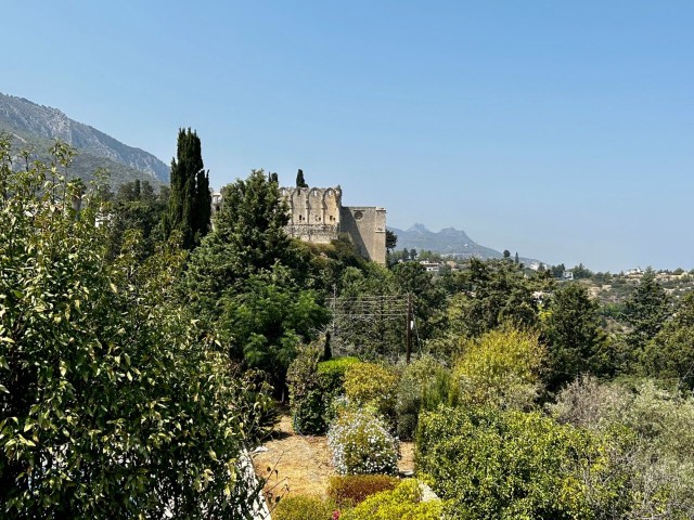 GRUNDSTÜCK ZUM VERKAUF IN KYRENIA BELLAPAIS CORNER, VILLA MIT GENEHMIGUNG UND MEERBLICK