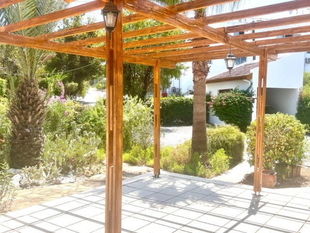 2+1 VILLA MIT GARTEN ZUM VERKAUF IN CATALKOY, KYRENIA