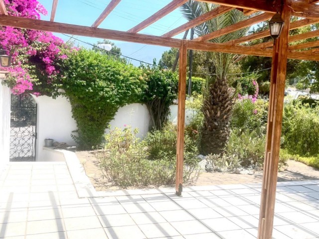 2+1 VILLA MIT GARTEN ZUM VERKAUF IN CATALKOY, KYRENIA