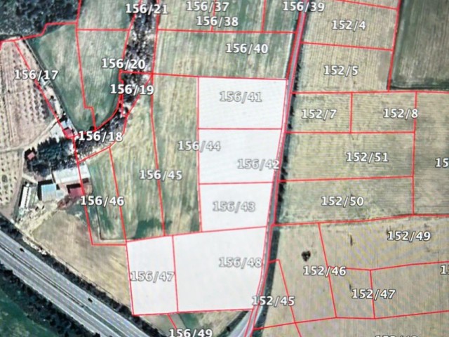 Mit Blick auf die Hauptstraße Ulukışla Gazimagisa, Abschnitt 96, (mit Hochgeschossgenehmigung), offen für Bauarbeiten, mit Gewerbegenehmigung, insgesamt 72 Dekaden Land auf Zypern.