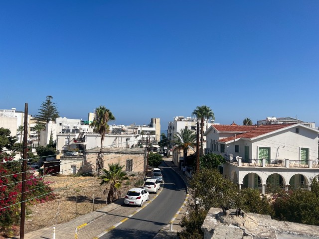 AUTHENTISCHES FREISTEHENDES HAUS ZUM VERKAUF IM ZENTRUM VON KYRENIA, 50 METER VOM DOME HOTEL ENTFERNT, AUF EINEM 1 FESTGELEGTEN GRUNDSTÜCK