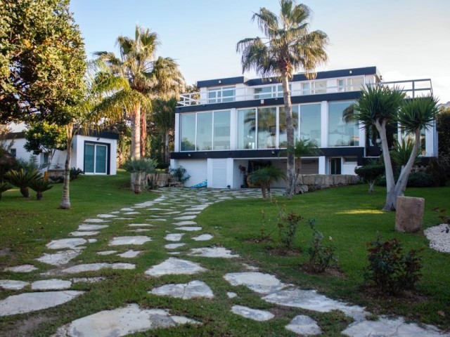 LUXURY 4+1 VILLA FOR SALE IN GİRNE KARAOĞLANOĞLU ON 2 DECLARES, 40 METERS FROM THE SEA