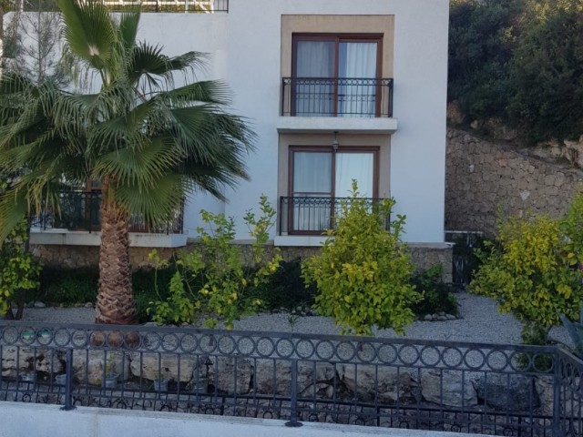 GİRNE KARMİ’DA Lüks Tatil Sitesinde Deniz Manzaralı 2+1 Villa, Havuz, Sauna ve Havuz Bar İmkanıyla Satılık