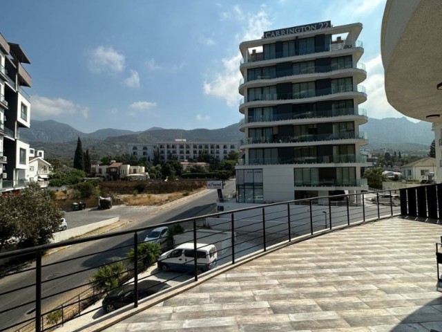 2+1 Wohnung mit Meerblick in Kyrenia, mit Terrasse, Privatparkplatz, Gemeinschaftspool und Fitnessstudio, hohe Mietrendite für Investitionen