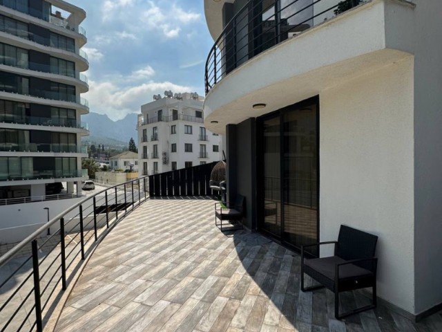 2+1 Wohnung mit Meerblick in Kyrenia, mit Terrasse, Privatparkplatz, Gemeinschaftspool und Fitnessstudio, hohe Mietrendite für Investitionen
