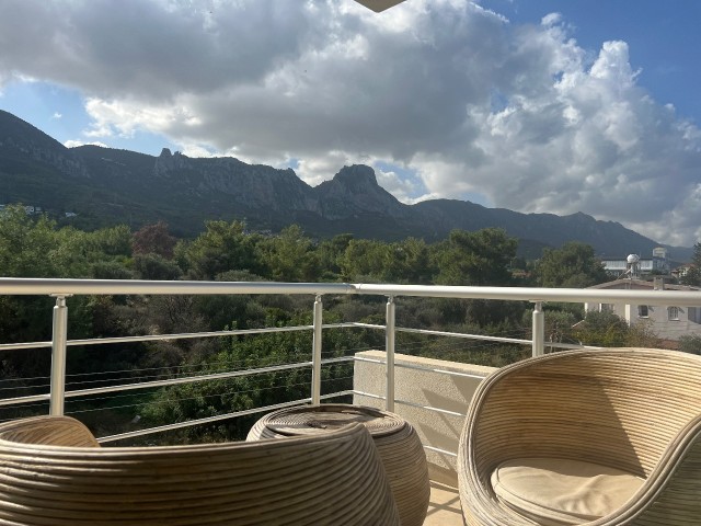 2+1 PENTHOUSE MIT BERGBLICK UND PRIVATER TERRASSE ZU VERKAUFEN IN KYRENIA, NEU-NUSMAR-GEBIET