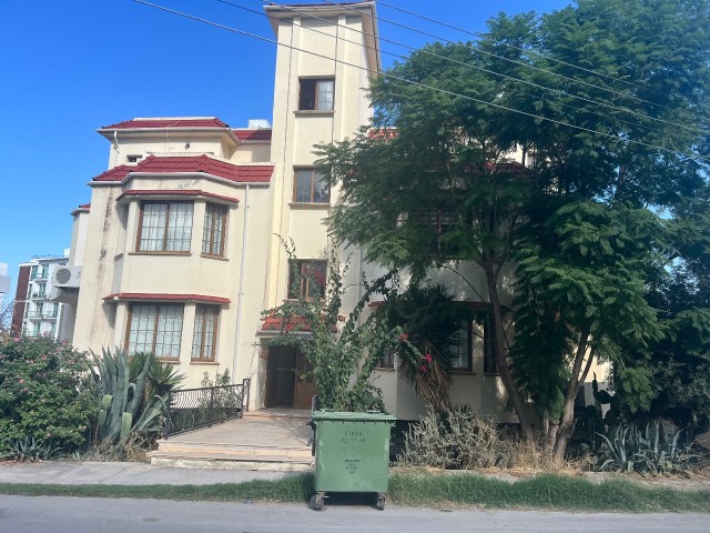 3+1 PENTHOUSE MIT BERGBLICK ZU VERMIETEN IM NEUEN NUSMAR-MARKTGEBIET VON KYRENIA