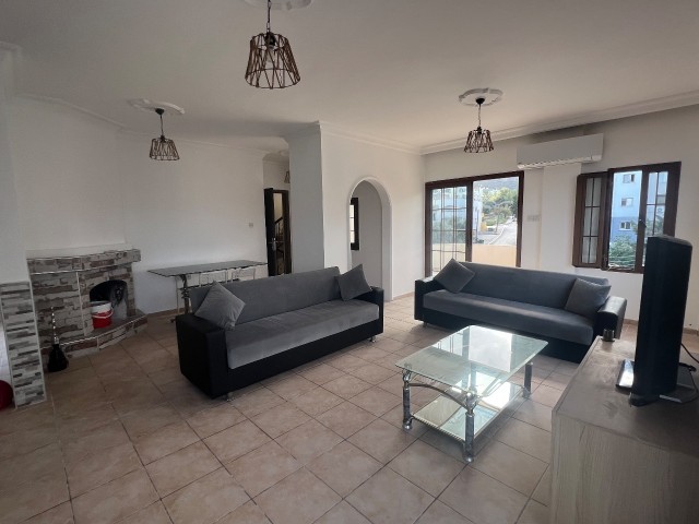 3+1 PENTHOUSE MIT BERGBLICK ZU VERMIETEN IM NEUEN NUSMAR-MARKTGEBIET VON KYRENIA