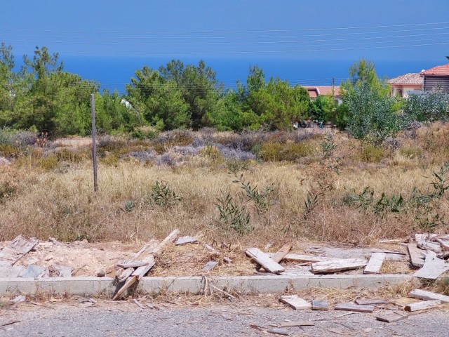 GİRNE ÇATALKÖY’DE SATILIK DAĞ VE DENİZ MANZARALI ARSA