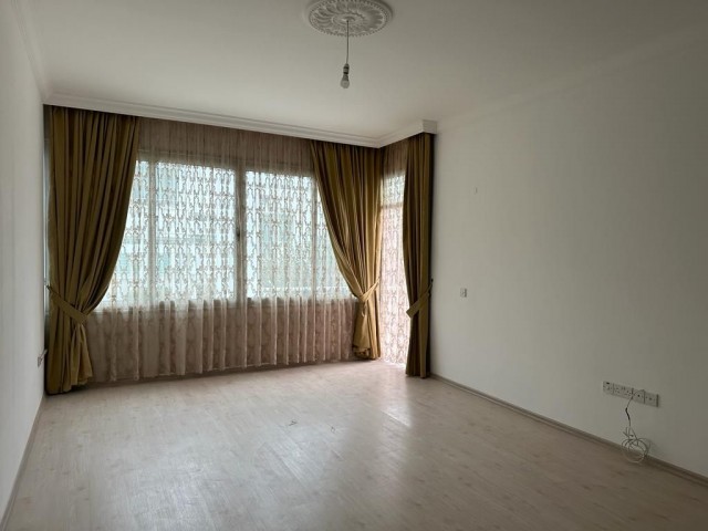 Behind Girne Eziç Lavash, ground floor in a commercial building, 110 m2 office or residence with commercial permit. There are only doctors in the current building. All taxes have been paid.