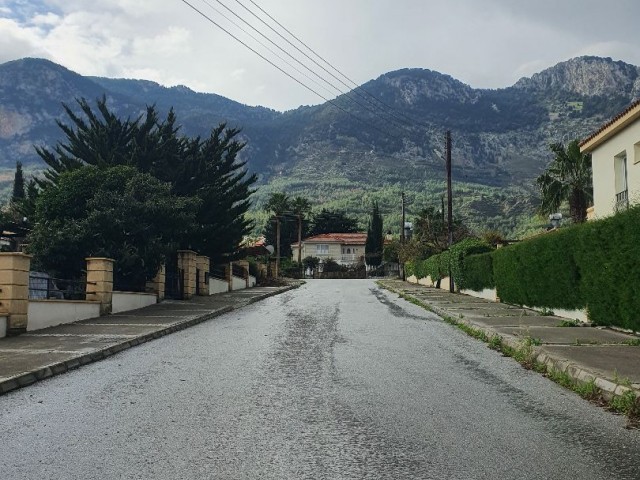 Kyrenia Lapta Eziç Restaurantbereich (oberer Bereich der Straße, 330 m² große Triplex-Eckgrundstücksvilla mit 730 m² und vollem Meerblick. Schlüsselfertig, Zahlungen je nach Fortschritt... Gleichwertige Eigentumsurkunde.