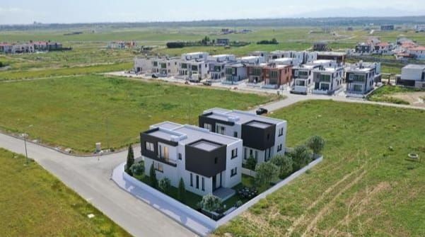 LEFKOŞA YENİKENT BÖLGESİNDE NEZİH KONUMDA SATILIK LUX 4+1 TÜRK KOÇANLI VİLLA