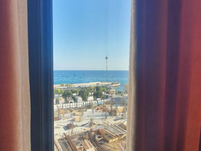 145 m2 3+1, neben dem Kyrenia Les Ambassador Hotel, mit vollem Blick auf den Yachthafen und das Meer....