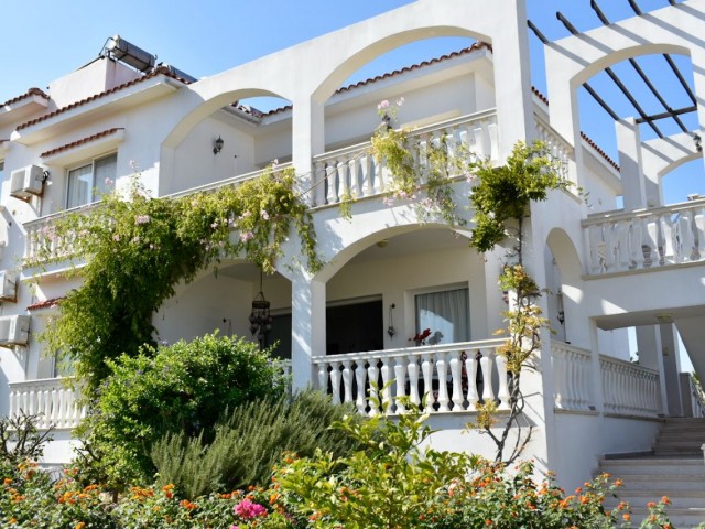 3+1 WOHNUNG ZUM VERKAUF IN GIRNE ESENTEPE CARINGTON, AUF EINEM GRUNDSTÜCK MIT MEERBLICK UND ALLEN ARTEN VON SOZIALEN EINRICHTUNGEN MIT POOL