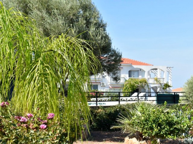 3+1 WOHNUNG ZUM VERKAUF IN GIRNE ESENTEPE CARINGTON, AUF EINEM GRUNDSTÜCK MIT MEERBLICK UND ALLEN ARTEN VON SOZIALEN EINRICHTUNGEN MIT POOL