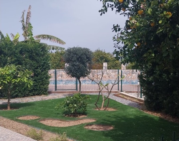 KYRENIA LEMON VILLAS 3+1 VILLA MIT GEMEINSAMEN POOL ZU VERMIETEN