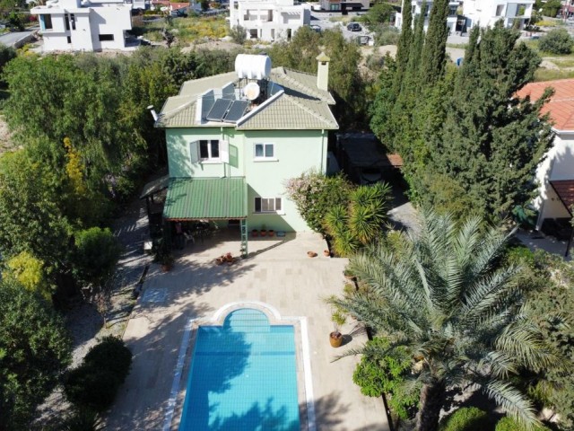 3+1 with pool in 900m2 in Karmi