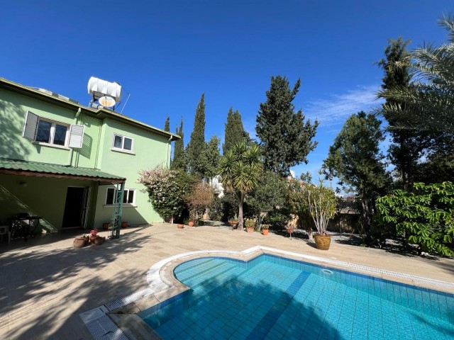 3+1 with pool in 900m2 in Karmi