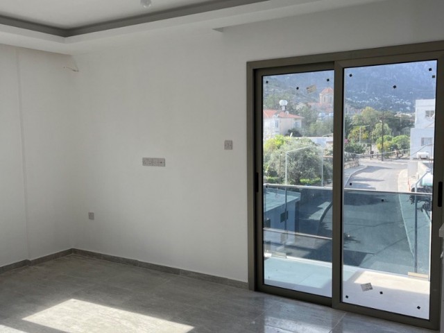 1+1 NEUE WOHNUNG MIT BERG- UND MEERBLICK ZUM VERKAUF IN GIRNE ALSANCAK