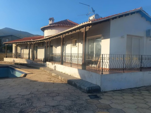 Villa for sale with sea side, detached garden (550m2) and its own private pool in GIRNE ÇATALKÖY TEMPO MARKET AREA. Will be transferred with a sales contract...