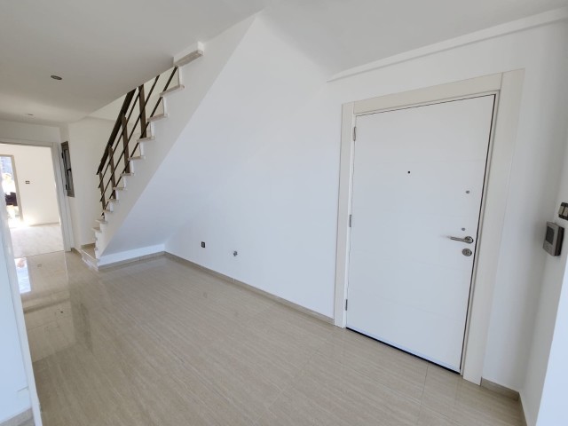 GİRNE NUSMAR MARKET BÖLGESİNDE 3+1 LOFT PENTHOUSE DAĞ VE DENİZ MANZARALI