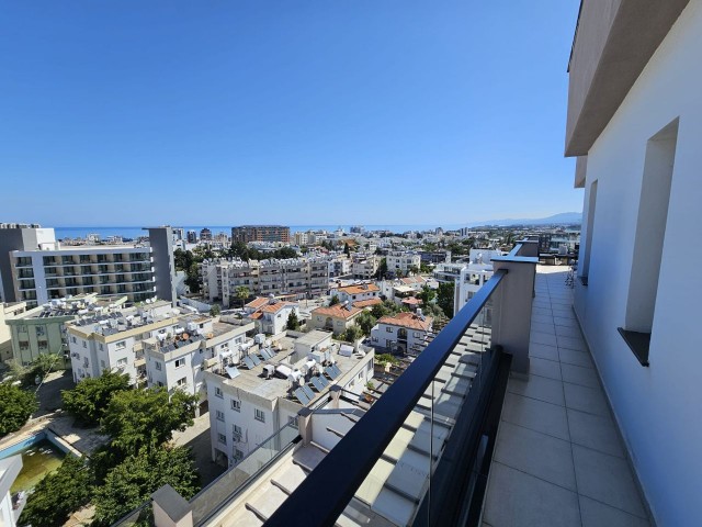 3+1 MÖBLIERTES PENTHOUSE MIT ATEMBERAUBENDEM BERG- UND MEERBLICK ZU VERKAUFEN IM KYRENIA CENTER