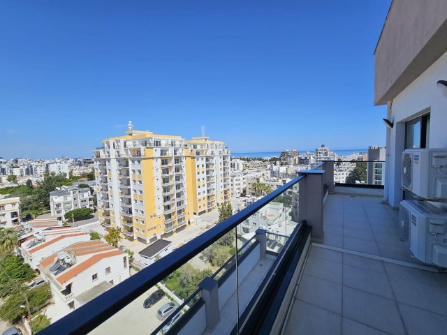 GİRNE MERKEZDE SATILIK MUHTEŞEM DAĞ VE DENİZ MANZARALI 3+1 EŞYALI PENTHOUSE