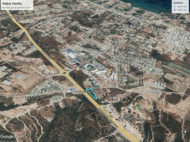 Zwischen der Ampel Kyrenia Zeytinlik und dem GAU-Kreis liegen 2 Hektar Land direkt neben der Straße,