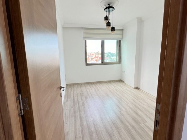 GİRNE MERKEZDE SATILIK 3+1 ORTAK HAVUZLU DENİZ MANZARALI DAİRE, MUTFAĞI AYRI, VERGİLERİ ÖDENMİŞ