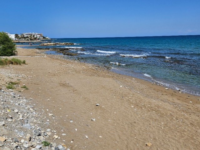 ACİL SATIŞ..... Karaoğlanoğlu deniz ve plaja  çok yalın Havuzlu,Tam müstakil,eşyalı SATILIK villa.Vergiler ödenmiş,sıfır ayarında.....(Rayiç bedeli 1 milyon GBP)